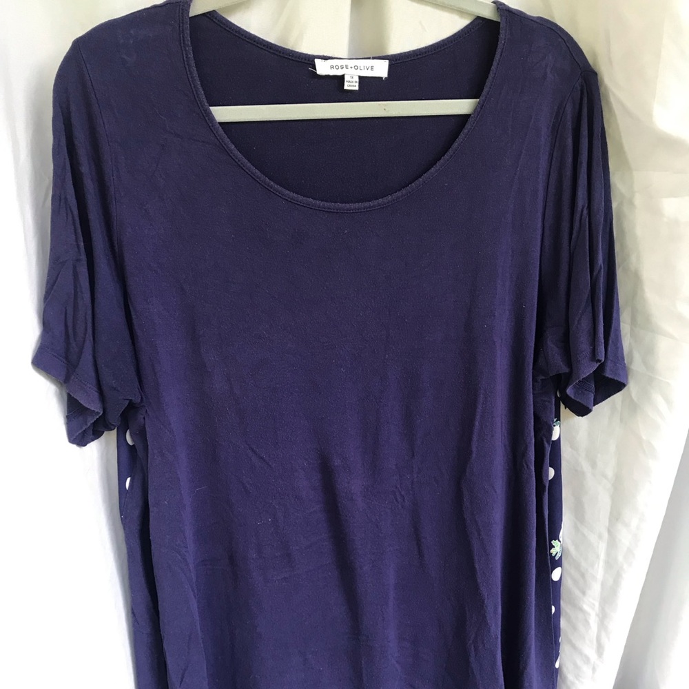 GUC navy tee with contrast button back💋